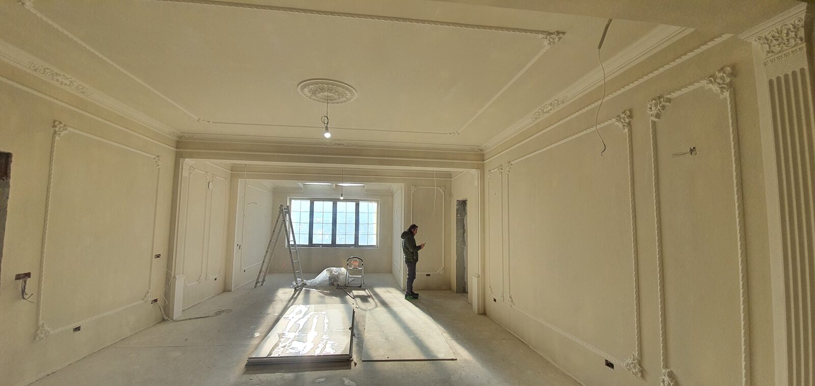 Echipa Zugrav Urban lucrând într-un apartament heritage din Cluj-Napoca