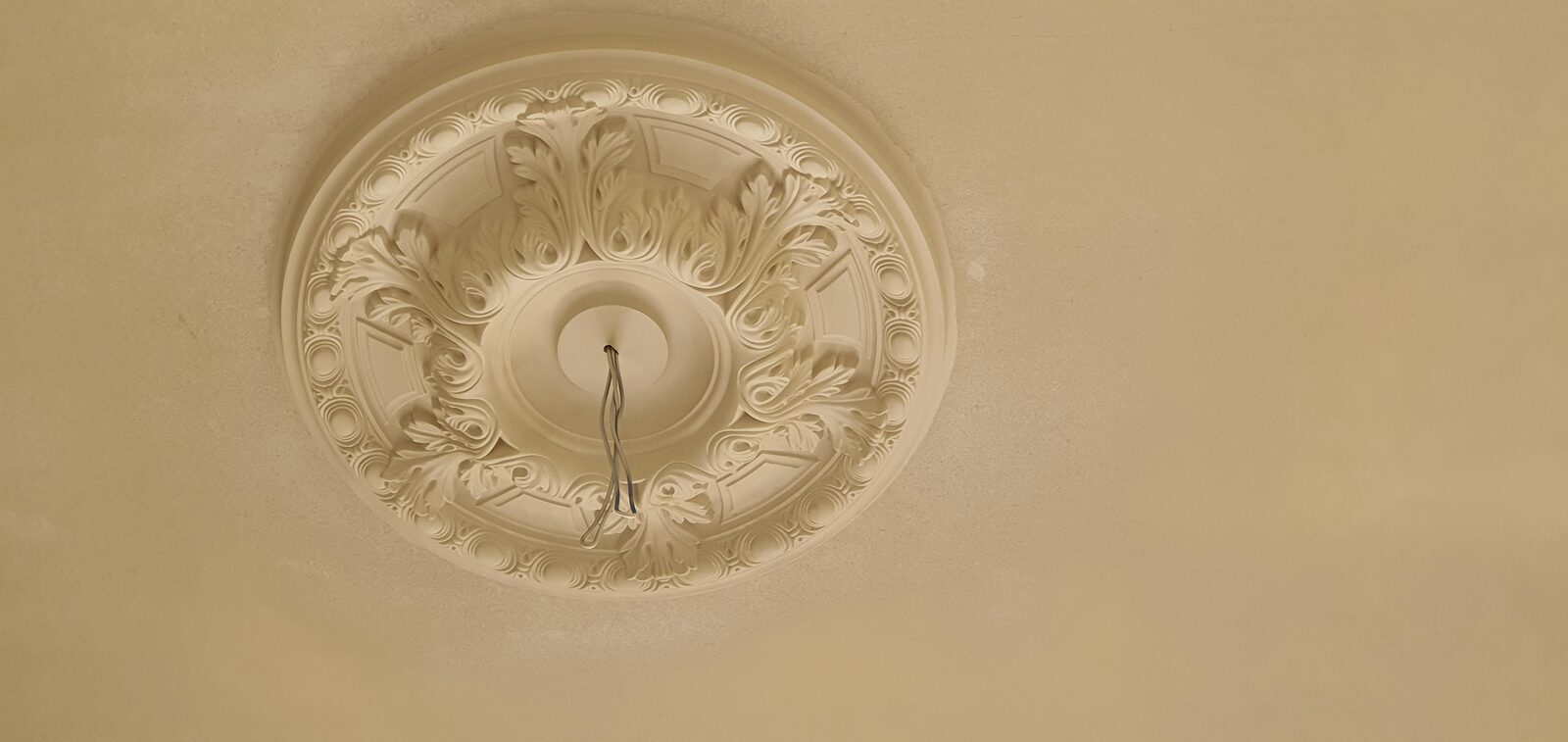 Rozetă de tavan cu ornamente, finisată manual — pachet Ultra Cluj