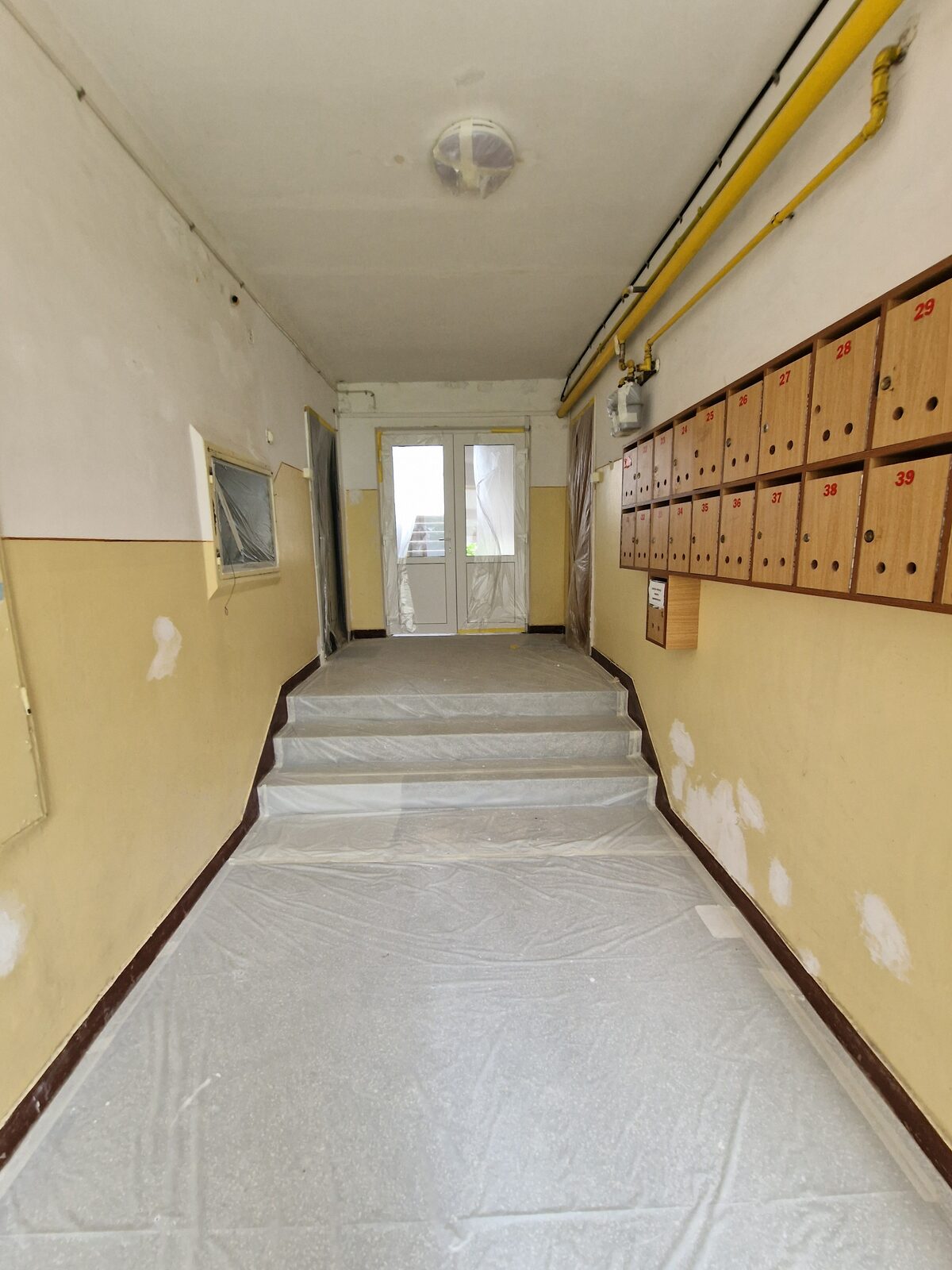 Hol de scară de bloc pregătit pentru zugrăvit, pardoseală protejată — Cluj